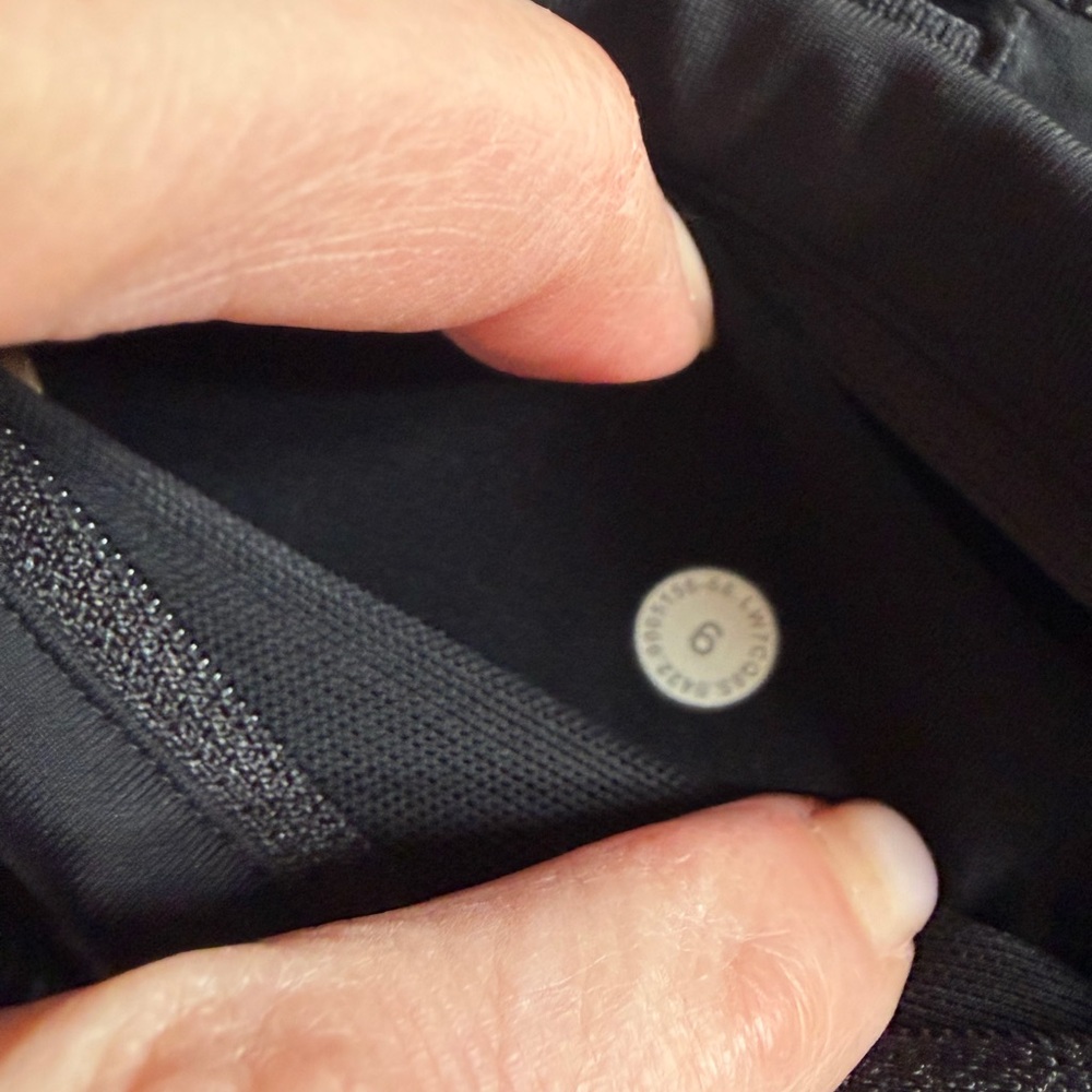 Lululemon Speed Up Sz 6 High-Rise Short 2.5" Flowerscope Black Multi Black EUC! - Picture 4 of 4